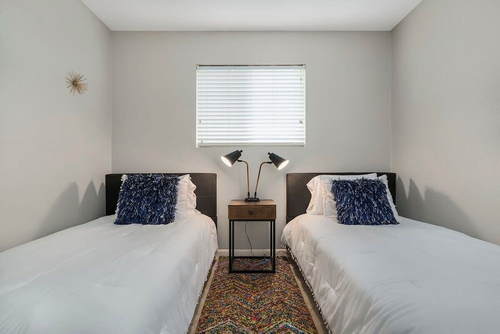 Henrietta Haus, pet friendly, hot tub, sleeps 6! Fredericksburg Vrbo