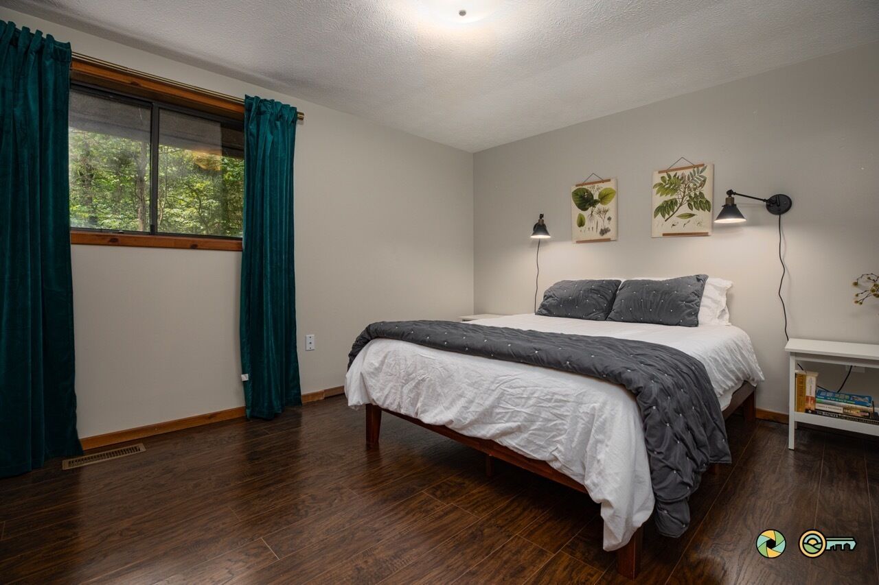 3 bedrooms, desk, WiFi, bed sheets