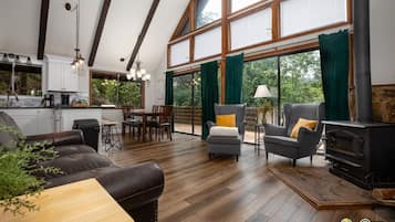 Télévision à écran plat, jeux vidéo, lecteur de DVD, baby-foot