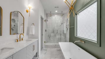 Badekar, hårtørrer, håndklæder, Shampoo
