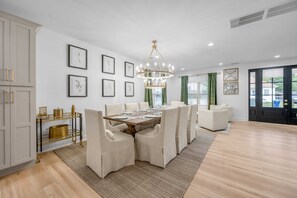 Dining - Golf Simulator | Hot Tub | Downtown | Game Room | (Lexington)