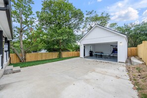 Outdoor dining - Golf Simulator | Hot Tub | Downtown | Game Room | (Lexington)