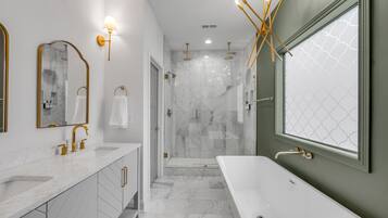 Baignoire, sèche-cheveux, serviettes fournies, shampoing