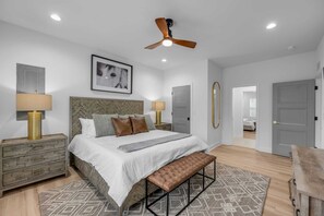 5 bedrooms, iron/ironing board, travel cot, WiFi - Golf Simulator | Hot Tub | Downtown | Game Room | (Lexington)