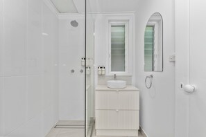 Appartement, 2 chambres (3) | Salle de bain | Douche, articles de toilette de luxe, sèche-cheveux, serviettes fournies