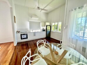 Apartament estàndard (1) | Cuina privada | Frigorífic gran, microones, forn i placa de cuina 