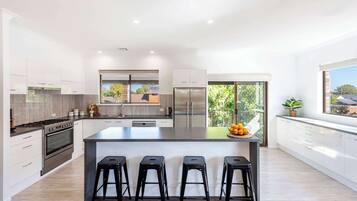 Fridge, oven, stovetop, dishwasher
