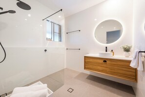 Shower, hair dryer, towels - Tree Views - Oceanstays (Yamba)