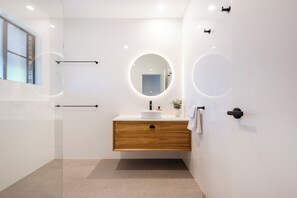 Shower, hair dryer, towels - Tree Views - Oceanstays (Yamba)