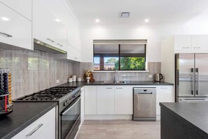 Fridge, oven, stovetop, dishwasher