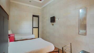 Deluxe Quadruple Room | Egyptian cotton sheets, premium bedding, desk, free WiFi