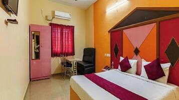 Deluxe Room | Egyptian cotton sheets, premium bedding, desk, WiFi (free)