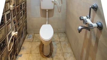 Deluxe Quadruple Room | Bathroom