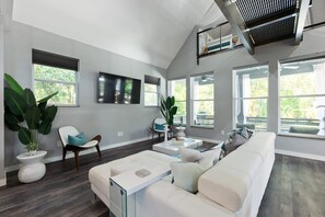 Televisión y oficina 