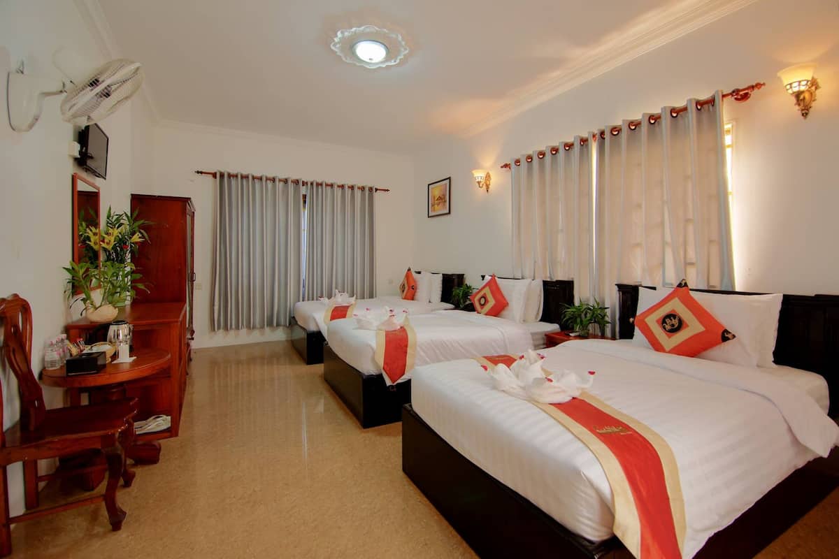 Deluxe Triple Room | Minibar, desk, soundproofing, free WiFi
