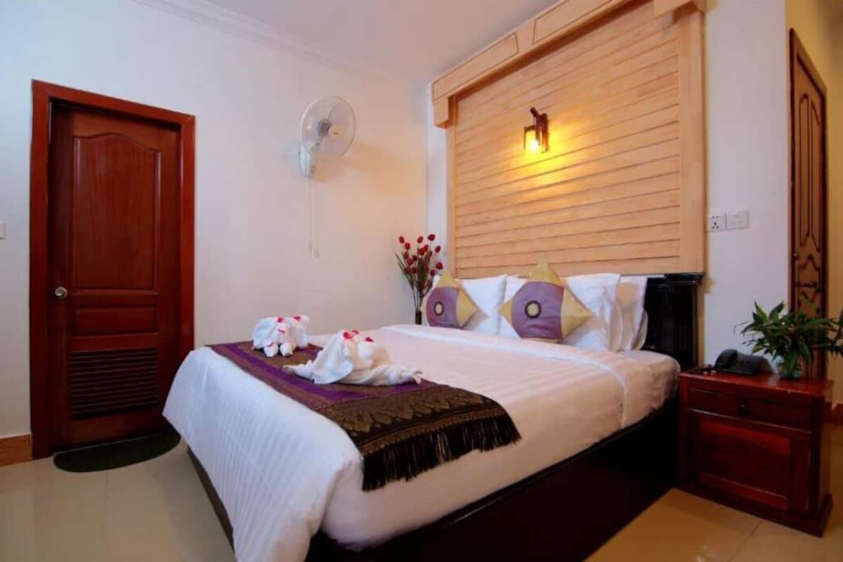 Minibar, desk, soundproofing, free WiFi