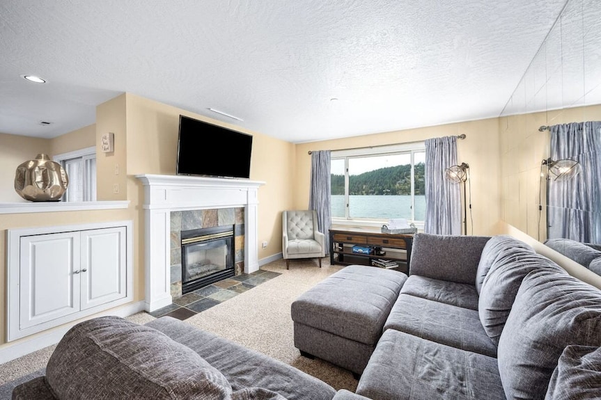 Lakefront 2br Condo W/ Private Patio & Stunning Views - Idaho (State)