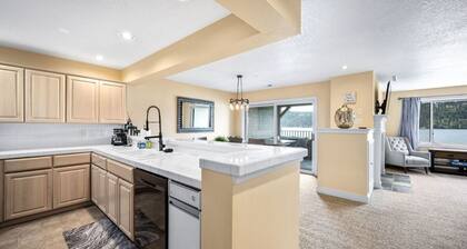 Paradise Point | Stunning Arrow Point Condo