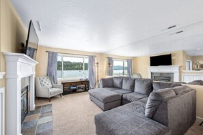 TV, fireplace, offices - Paradise Point | Stunning Arrow Point Condo (Harrison)