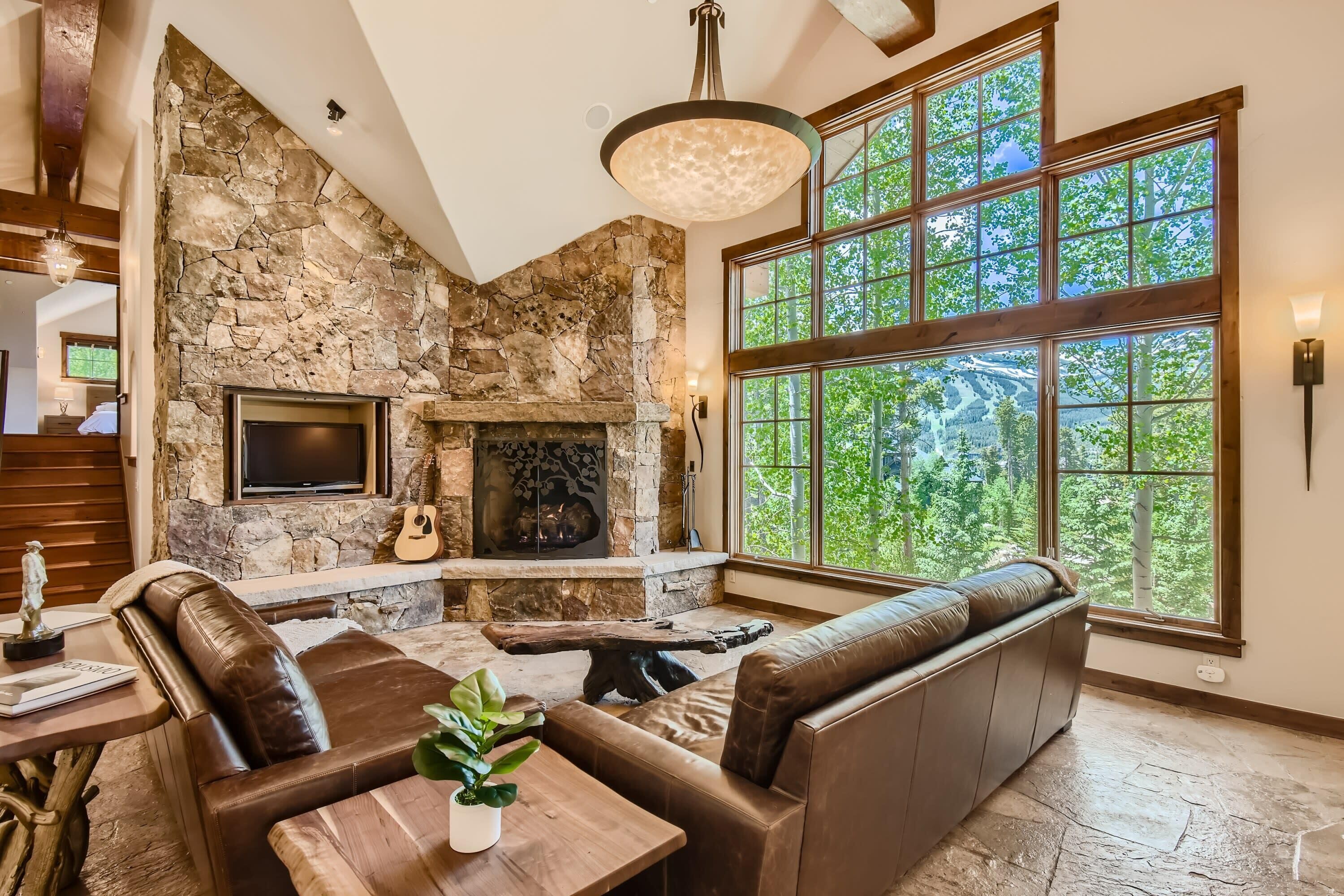 Televisión, chimenea y oficina 