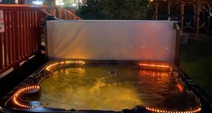 Bugsy's By the Beach ~ Dog Friendly, AC + Hot Tub & Hammock Station!