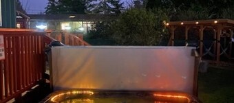 Bugsy's By the Beach ~ Dog Friendly, AC + Hot Tub & Hammock Station!