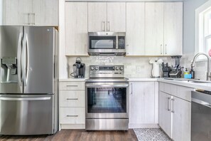 Kühlschrank, Mikrowelle, Ofen, Herdplatte