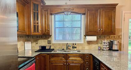 Cozy 2-bedroom Townhouse in Kennesaw, Centrally Located.