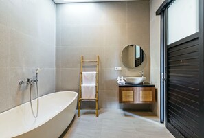 Hair dryer, bidet, towels, soap - Villa Celestial Brand New Enchanting 2 BR with Aircon Living Canggu (Badung)
