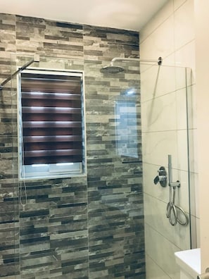 Douche, sĂšche-cheveux, serviettes fournies, savon