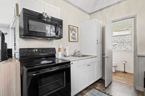 Private kitchen - Chic Bungalow Waco TX (Waco)