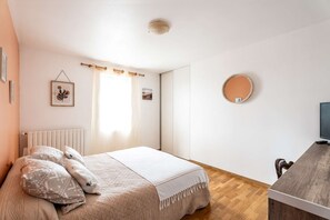 3 bedrooms, desk, iron/ironing board, WiFi