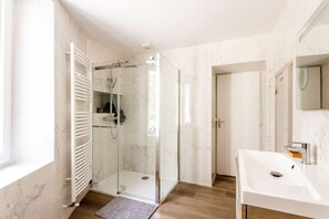 Shower, towels