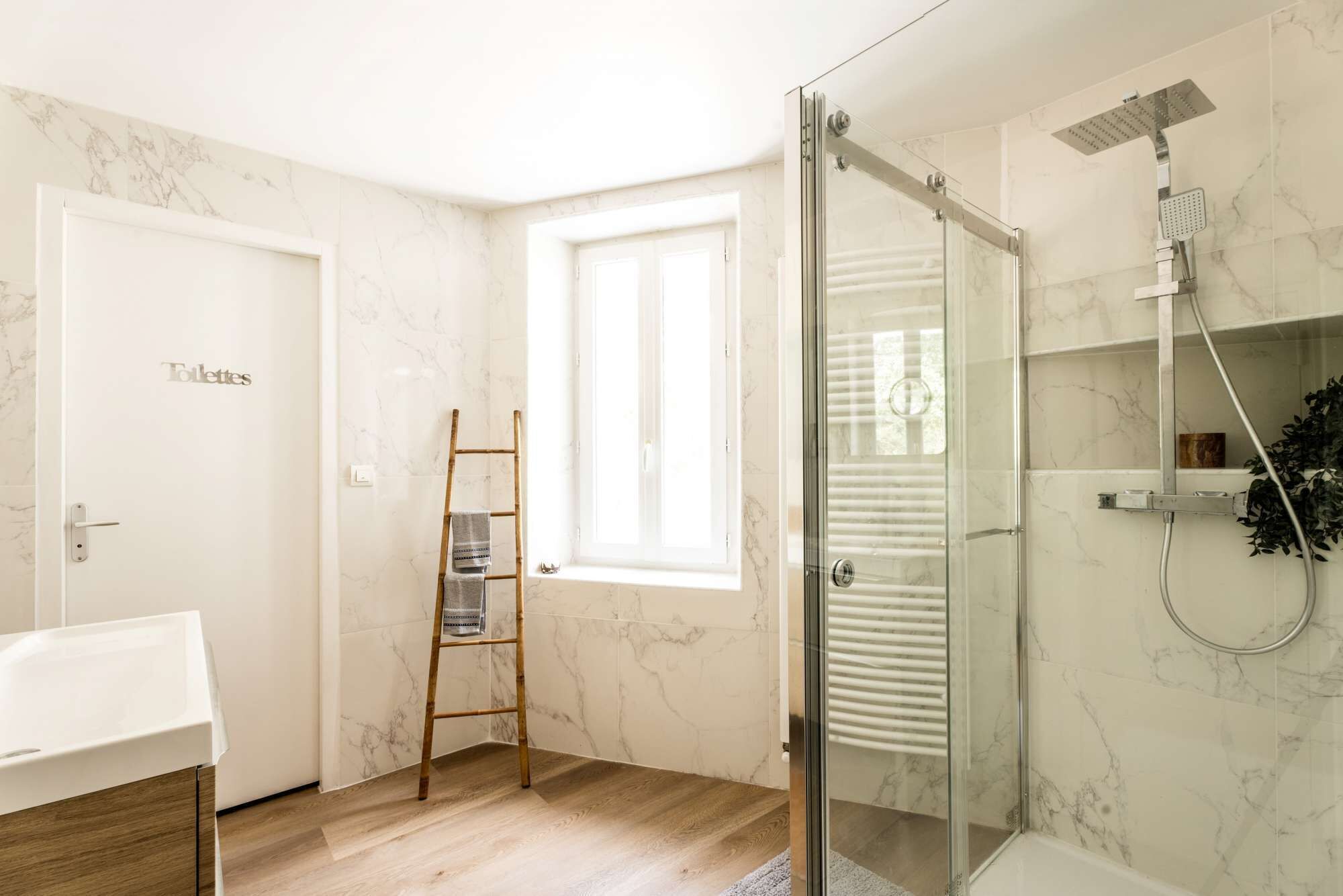 Douche, serviettes fournies