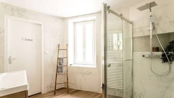 Douche, serviettes fournies