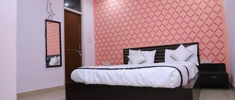 Superior Room | Individually furnished, iron/ironing board, free WiFi, bed sheets