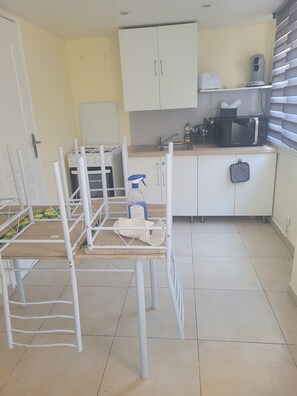 Private kitchen - Jolie t2 Proche Toute Commodités. Autoroute sud Plage Métro. Petit Jardin Priver (Marseille)