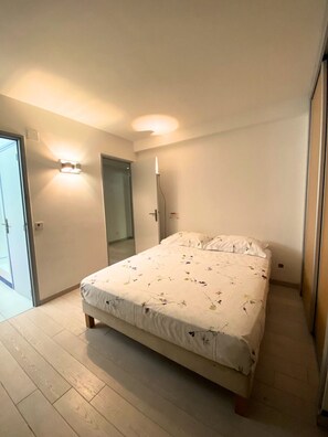 4 chambres, bureau, fer et planche Ă repasser, lit parapluie