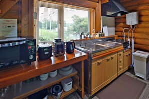 Family House | Private kitchen | Full-sized fridge, microwave, oven, stovetop - THE LODGE ABASHIRI (Abashiri)