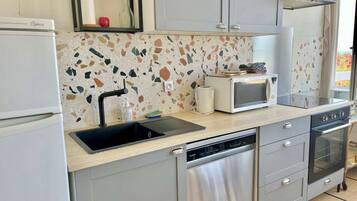 Frigorífico, microondas, horno y placa de cocina