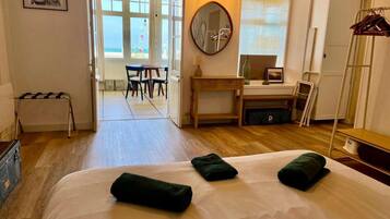 1 bedroom, travel crib, bed sheets