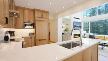 Kühlschrank, Mikrowelle, Ofen, Geschirrspüler