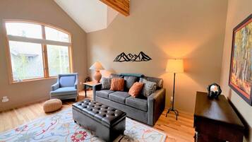 Een televisie en een open haard