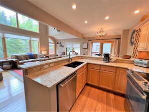 Kühlschrank, Mikrowelle, Ofen, Geschirrspüler