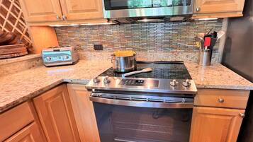 Een koelkast, een magnetron, een oven, een vaatwasser