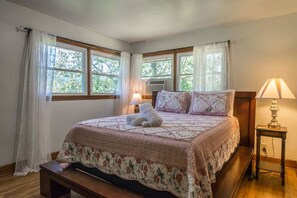 2 bedrooms, iron/ironing board, WiFi, bed sheets - Charming 2BR w/ Fire Pit + Mountain Views + Free Tickets (Hendersonville)