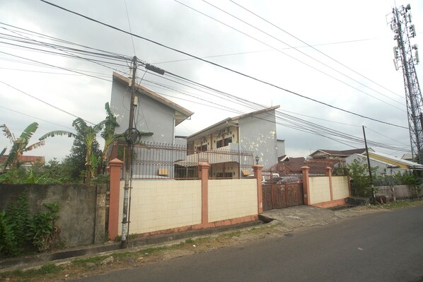 Vista frontal de la propiedad