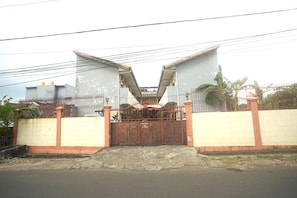 Vista frontal de la propiedad