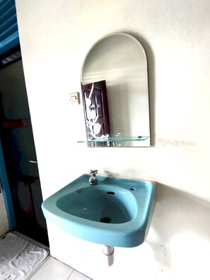 Habitación doble estándar | Baño | Regadera y toallas
