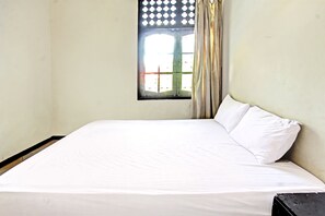 Escritorio, espacio para trabajar con laptop y ropa de cama 